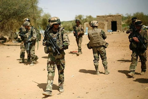 Binh lính Pháp bảo vệ khu vực nơi một kẻ đánh bom liều chết phát nổ ở lối vào Gao, miền bắc Mali ngày 10/2/2013. (Nguồn: AP)