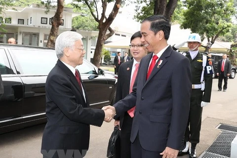 Tổng thống Indonesia Joko Widodo đón Tổng Bí thư Nguyễn Phú Trọng vào sáng 23/8/2017, chuyến thăm đầu tiên của Tổng Bí thư Đảng Cộng sản Việt Nam tới Indonesia. (Ảnh: Trí Dũng/TTXVN)