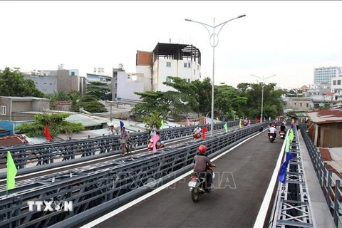 Cầu An Phú Đông chính thức được thông xe. (Ảnh: Tiến Lực/TTXVN)