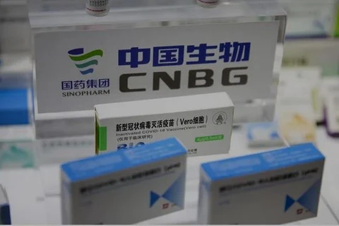 Bao bì vắcxin COVID-19 của hãng dược phẩm Trung Quốc Sinopharm được trưng bày tại hội chợ thương mại ở Bắc Kinh ngày 5/9 vừa qua. (Nguồn: AP)