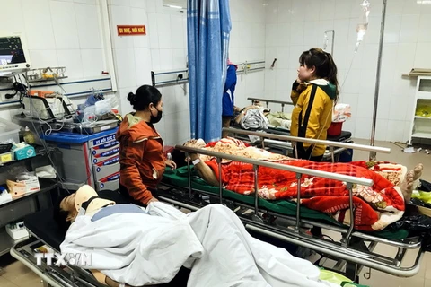 Các nạn nhân bị thương trong vụ tai nạn lao động đang được điều trị tại Bệnh viện Đa khoa 115 Nghệ An. (Ảnh: Tá Chuyên/TTXVN)