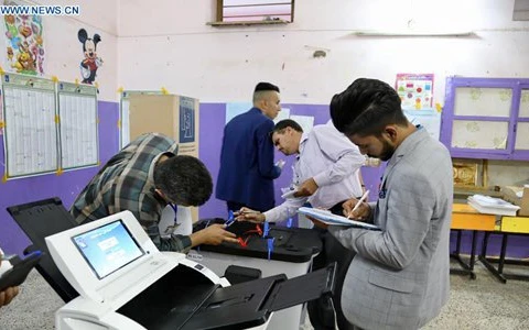 Nhân viên bỏ phiếu tắt các thiết bị phân loại và kiểm phiếu điện tử tại một điểm bỏ phiếu ở Baghdad, Iraq, ngày 12/5/2018. (Nguồn: Xinhua)