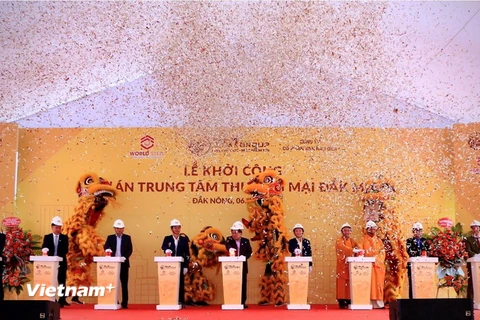 Ông Đỗ Quang Hiển, Chủ tịch Hội đồng quản trị kiêm Tổng giám đốc Tập đoàn T&T Group và các đại biểu bấm nút khởi công dự án. (Nguồn: Tập đoàn T&T Group)