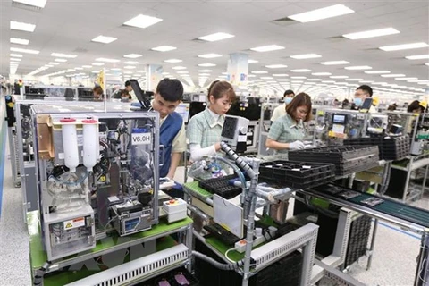 Công nhân Công ty Trách nhiệm hữu hạn Samsung Electronics Việt Nam Thái Nguyên. (Ảnh: Anh Tuấn/TTXVN)