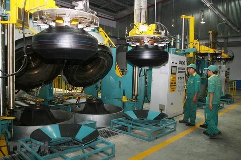 Hoạt động sản xuất tại nhà máy sản xuất lốp xe tải Radialcủa Công ty cổ phần Cao su Đà Nẵng, tại Khu công nghiệp Liên Chiểu, thành phố Đà Nẵng. (Ảnh: Văn Sơn/TTXVN)