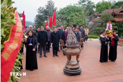 Phó Chủ tịch Quốc hội Phùng Quốc Hiển và đoàn công tác dâng hương tưởng niệm Chủ tịch Hồ Chí Minh. (Ảnh: Trần Trang/TTXVN)