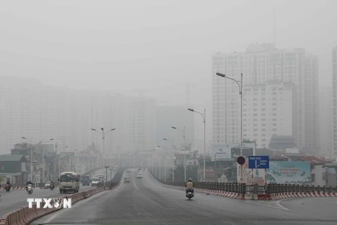 Hiện tượng sương mù đến buổi trưa tại Hà Nội vẫn chưa chấm dứt. (Ảnh: Thanh Tùng/TTXVN)