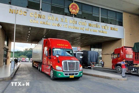 Các xe container chờ làm thủ tục xuất nhập khẩu tại cửa khẩu quốc tế đường bộ số II Kim Thành, tỉnh Lào Cai. (Ảnh: Quốc Khánh/TTXVN)