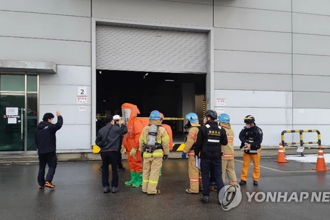 Nhân viên cứu hộ đang làm việc tại nhà máy của LG Display Co. ở Paju, phía bắc Seoul, để xử lý vụ rò rỉ hóa chất độc hại tại nhà máy này. (Nguồn: Yonhap)