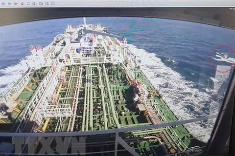 Tàu chở dầu MT Hankuk Chemi (bên phải) của Hàn Quốc bị tạm giữ tại cảng của Iran, sau khi bị bắt giữ ở vùng Vịnh, ngày 4/1 vừa qua. (Ảnh: Yonhap/TTXVN)