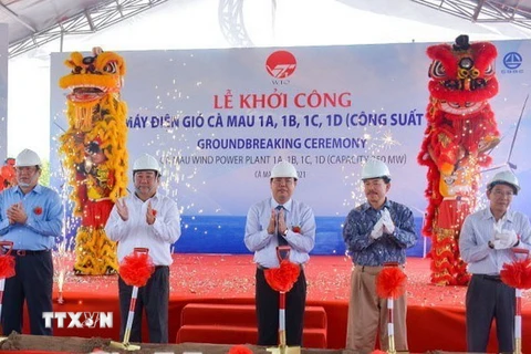 Lãnh đạo tỉnh Cà Mau cùng đại điện chủ đầu tư thực hiện nghi thức khởi công dự án. (Ảnh: Huỳnh Anh/TTXVN)