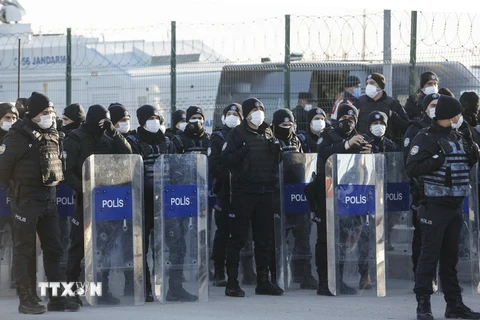 Cảnh sát gác bên ngoài tòa án, nơi diễn ra phiên xét xử các bị cáo liên quan đến vụ đảo chính bất thành vào năm 2016, Ankara, Thổ Nhĩ Kỳ, ngày 26/11/2020. (Ảnh: AFP/TTXVN)