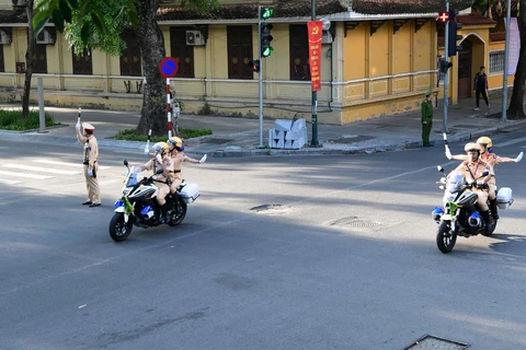 Lực lượng Cảnh sát giao thông của Cục Cảnh sát giao thông triển khai phân luồng giao thông từ xa, phòng ngừa ùn tắc giao thông phục vụ Đại hội Đại biểu toàn quốc lần thứ XIII của Đảng trên tuyến phố của Hà Nội. (Ảnh: TTXVN phát)