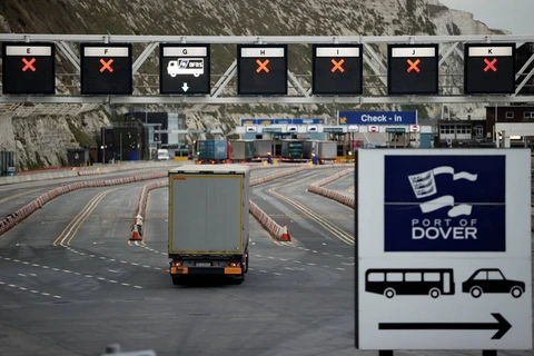 Một chiếc xe tải chạy về phía lối vào Cảng Dover ở Anh. (Nguồn: Reuters)