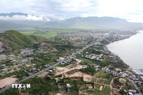Dự án trọng điểm đường Quốc lộ 1 nối với bán đảo Đầm Môn, xã Vạn Thạnh, huyện Vạn Ninh- Bắc Vân Phong. (Ảnh: TTXVN phát)