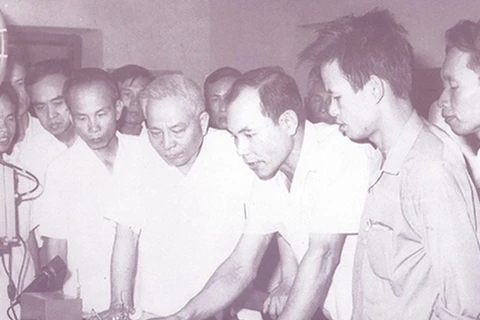 Bộ trưởng Trần Quốc Hoàn kiểm tra một số cải tiến kỹ thuật máy thông tin liên lạc của cán bộ, chiến sỹ Phòng 2, Cục KG2, ngày 9/10/1979. Ảnh tư liệu. (Nguồn: cand.com.vn)