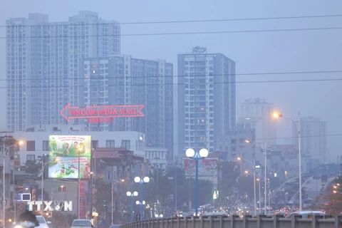 Khu đô thị Times city Minh Khai chìm trong làn sương và bụi mịn. (Ảnh: Hoàng Hiếu/TTXVN)