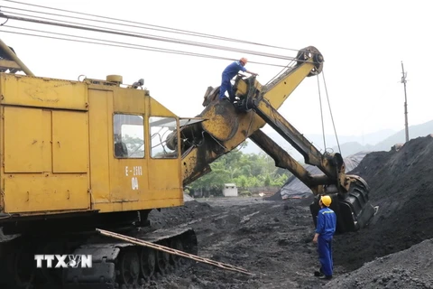 Công nhân Công ty than Núi Hồng bảo dưỡng thiết bị khai thác than. (Ảnh: Hoàng Nguyên/TTXVN)