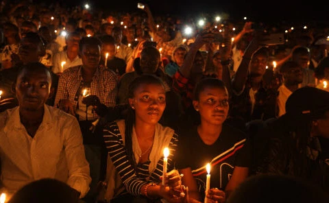 Người dân Rwanda thắp nến trong lễ tưởng niệm tội ác diệt chủng được tổ chức tại sân vận động Amahoro ở thủ đô Kigali, Rwanda. (Nguồn: AP)