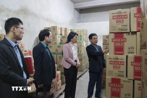 Phó Chủ tịch UBND tỉnh Lạng Sơn Đoàn Thu Hà kiểm tra kho dự trữ hàng hóa của doanh nghiệp tại thành phố Lạng Sơn. (Ảnh: Quang Duy/TTXVN)