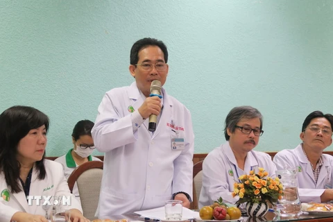 Tiến sỹ, bác sỹ Trịnh Hữu Tùng, Giám đốc Bệnh viện Nhi đồng 2 Thành phố Hồ Chí Minh chia sẻ thông tin về ca ghép tế bào gốc cho bệnh nhi nhỏ tuổi nhất. (Ảnh: Đinh Hằng/TTXVN)