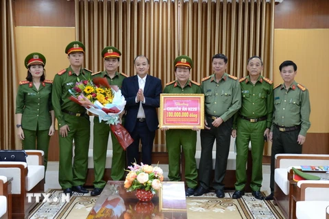 Phó Chủ tịch UBND thành phố Đà Nẵng Lê Quang Nam (thứ 4, từ trái sang) thưởng nóng 100 triệu đồng cho Công an thành phố Đà Nẵng. (Ảnh: Quốc Dũng/TTXVN)