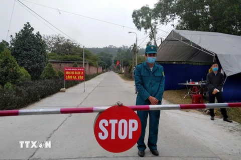 Chốt kiểm soát dịch tại xã Thủy An, huyện Đông Triều, tỉnh Quảng Ninh. (Ảnh: TTXVN phát)