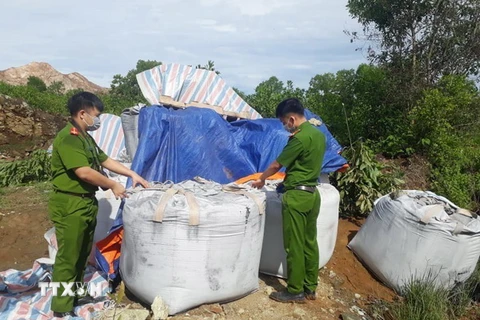 Lực lượng công an kiểm tra, xác minh số chất thải xuống khu vực bãi rác, thuộc Tiểu khu Vũ Yên, thị trấn Nông Cống, tỉnh Thanh Hóa. (Ảnh: Trịnh Duy Hưng/TTXVN)