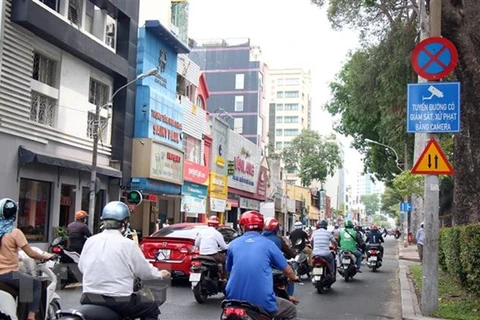 Đường Nguyễn Thị Minh Khai, TP.HCM, được gắn bảng thông báo giám sát và xử phạt vi phạm giao thông bằng camera. (Ảnh: Tiến Lực/TTXVN)