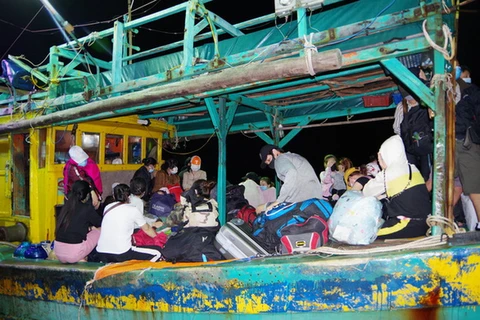 Tàu CM 91651 TS và 34 người nhập cảnh trái phép được đưa về cửa biển Sông Đốc để làm các thủ tục cách ly. (Nguồn: tuoitre.vn)
