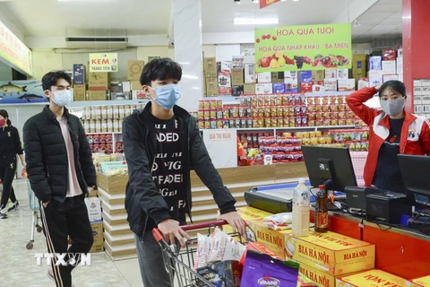 Người dân đeo khẩu trang khi đi mua sắm tại siêu thị. (Ảnh minh họa: Xuân Tư/TTXVN)