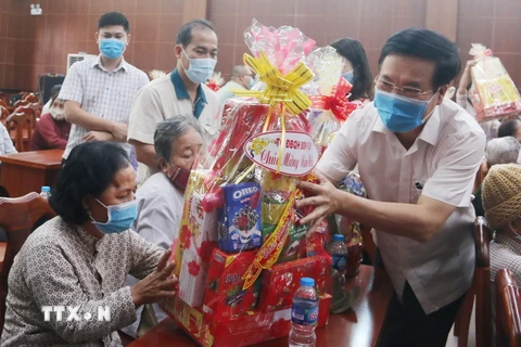 Trưởng Ban Tuyên giáo Trung ương Võ Văn Thưởng trao quà Tết cho gia đình chính sách tại huyện Long Thành, tỉnh Đồng Nai. (Ảnh: Công Phong/TTXVN)