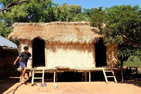 Ngôi nhà dài truyền thống của người Mạ do ông Điểu K’Bôi, huyện Cát Tiên, tỉnh Lâm Đồng, phục dựng nhìn từ bên ngoài. (Ảnh: Nguyễn Dũng/TTXVN)