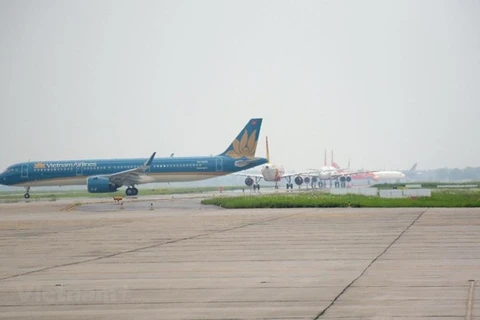 Tàu bay trên đường lăn ra đường cất hạ cánh tại sân bay Nội Bài. (Ảnh: Việt Hùng/Vietnam+)