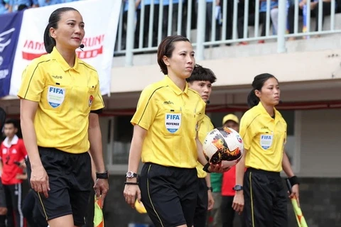 Trọng tài Bùi Thị Thu Trang (ở giữa) và trợ lý trọng tài Trương Thị Lệ Trinh (bên trái) là hai đại diện của Việt Nam được FIFA lựa chọn ứng viên cho VCK bóng đá Nữ thế giới Australia/Newzealand 2023. (Nguồn: VFF)