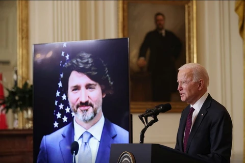 Tổng thống Hoa Kỳ Joe Biden và Thủ tướng Canada Justin Trudeau, xuất hiện qua cuộc gọi hội nghị video, đưa ra phát biểu bế mạc vào cuối cuộc họp song phương ảo của họ từ Nhà Trắng ở Washington, Hoa Kỳ ngày 23/2. (Nguồn: Reuters)