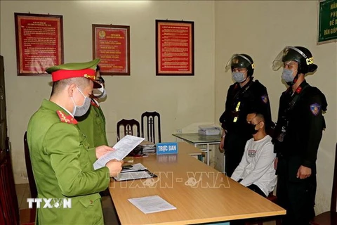 Cơ quan Công an tỉnh Hòa Bình đọc lệnh bắt tạm giam đối tượng Nguyễn Công Dũng. (Ảnh: Thanh Hải/TTXVN)