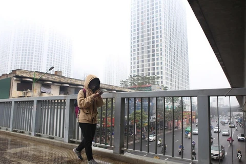Khu vực thành phố Hà Nội luôn trong tình trang sương mù dầy đặc, tầm nhìn hạn chế, chỉ số ô nhiễm không khí ở mức cao. (Ảnh: Danh Lam/TTXVN)