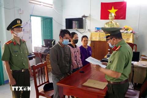 Cơ quan An ninh Điều Tra thuộc Công an tỉnh Ninh Thuận tống đạt quyết định khởi tố các bị can phạm tội mua bán, tàng trữ trái phép vật liệu nổ. (Ảnh: Công Thử/TTXVN)