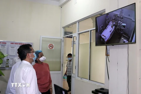 Bí thư Thành ủy Đà Nẵng Nguyễn Văn Quảng kiểm tra công tác điều trị cho bệnh nhân mắc COVID-19 tại Bệnh viện Phổi Đà Nẵng qua màn hình camera giám sát. (Ảnh: Trần Lê Lâm/TTXVN)