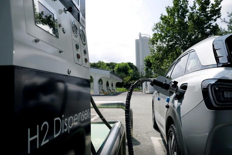 Một chiếc ôtô chạy bằng hydro Nexo của Hyundai Motor được cung cấp nhiên liệu tại một trạm hydro ở Seoul, Hàn Quốc. (Nguồn: Reuters)