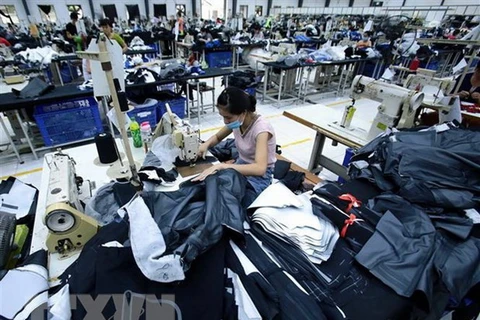 May gia công hàng quần áo xuất khẩu tại Công ty TNHH may Kydo Việt Nam tại khu Công nghiệp Phố nối A, tỉnh Hưng Yên. (Ảnh: TTXVN)