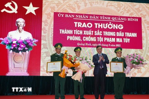 Chủ tịch UBND tỉnh Quảng Bình Trần Thắng trao thưởng cho tập thể, cá nhân trong đấu tranh chuyên án QB 221 về tội phạm ma túy. (Ảnh: Đức Thọ/TTXVN)