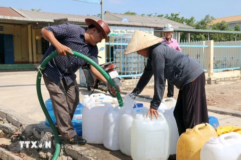 Chở nước ngọt cho người dân. (Ảnh minh họa: Nguyễn Thanh/TTXVN)