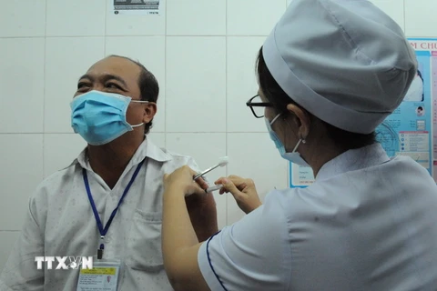 Tình nguyện viên tiêm thử nghiệm vắcxin ngừa COVID-19 giai đoạn 2. (Ảnh: Đức Hạnh/TTXVN)