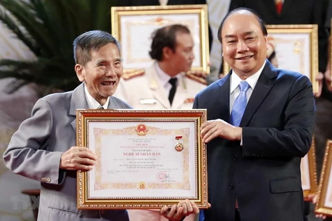 Thủ tướng Nguyễn Xuân Phúc trao tặng danh hiệu Nghệ sỹ Nhân dân cho diễn viên Trần Hạnh. (Ảnh: TTXVN)