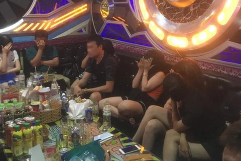 Trong một phòng hát karaoke thời điểm công an kiểm tra. (Nguồn: congan.com.vn)