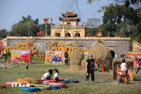 Du khách tham quan và trải nghiệm không khí Tết Việt xưa qua các trò chơi dân gian. (Ảnh: Minh Đức/TTXVN)