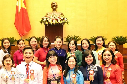 Chủ tịch Quốc hội Nguyễn Thị Kim Ngân với các nữ giáo viên, nhà quản lý giáo dục tiêu biểu tại buổi gặp mặt nhân kỷ niệm 38 năm Ngày Nhà giáo Việt Nam năm 2020. (Ảnh: Trọng Đức/TTXVN)