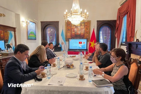 Toàn cảnh cuộc gặp gỡ giữa Đại sứ quán Việt Nam và báo chí Argentina. (Ảnh: Hoài Nam/Vietnam+)